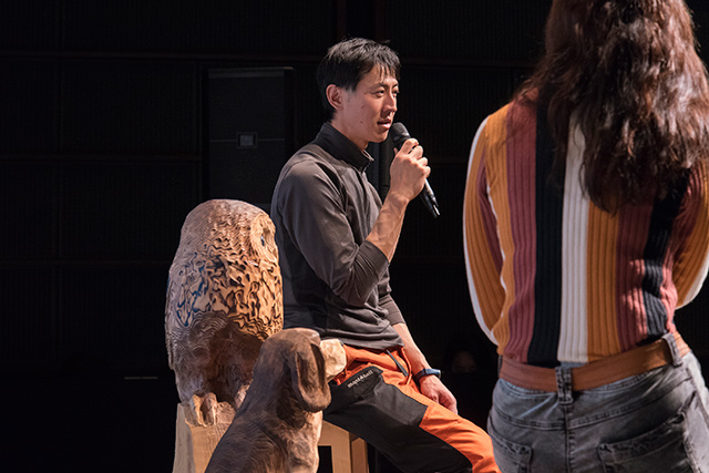 フォレストリーダートークショー中、梶谷さんのチェーンソーアートの作品がステ―ジ上に置かれていました。
