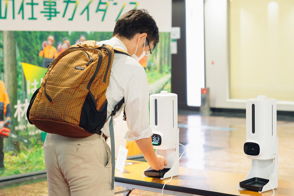 会場受付時に手指の消毒と検温を行います